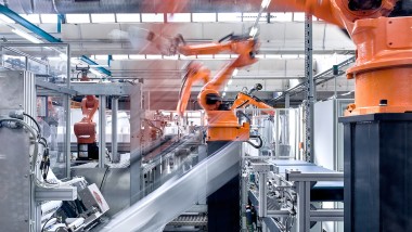 Robotske roke na tekočem traku v proizvodni hali za podometne splakovalnike Geberit (© Geberit)