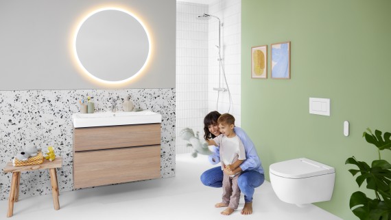 Ženska in otrok v kopalnici s sistemom Geberit AquaClean Alba