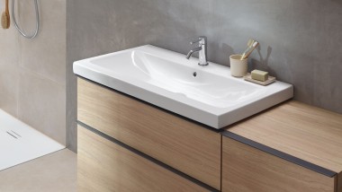 Umivalni prostor s kopalniškim pohištvom iz lesa iz serije Geberit icon