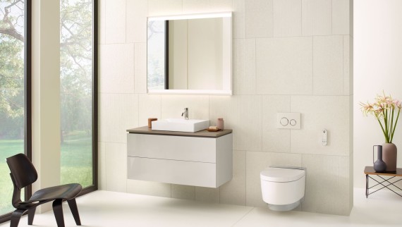 Bela kopalnica z omarico z ogledalom, omarico za umivalnik, aktivirno tipko in keramiko Geberit