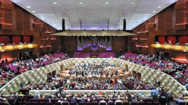 V veliki koncertni dvorani se odvijajo glasbene prireditve vseh stilov. (© Plotvis and Kraaijvanger Architecten)