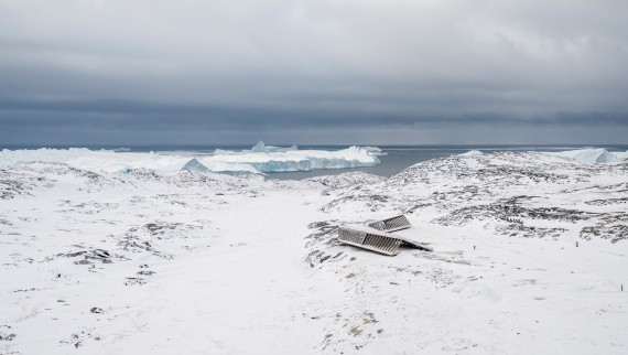 Ledenik Sermeq Kujalleq vsak dan proizvede okoli 70 milijonov ton ledu, ki prečka fjord proti morju v obliki ledenih gora, kosov ledu in plošč. (© Adam Mørk)