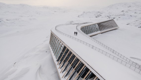 Streha Icefjord centra je tudi terasa. (© Adam Mørk)