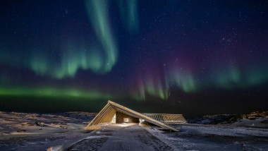 Icefjord Center v spektakularnem severnem siju grenlandske polarne noči. (© Adam Mørk)